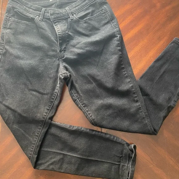 Levies Classic Black Skinny Jeans for Women - Picture 3 of 6